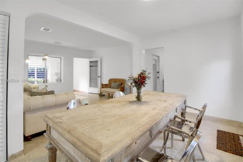 House in Miami, Florida 2 bedrooms, 109.62 sq.m. № 2069569 - photo 6