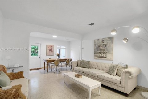 House in Miami, Florida 2 bedrooms, 109.62 sq.m. № 2069569 - photo 1