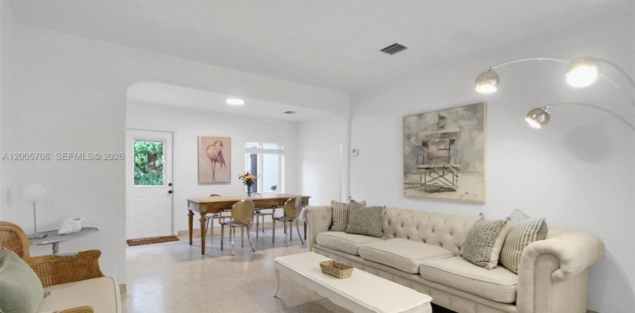 House in Miami, Florida 2 bedrooms, 109.62 sq.m. № 2069569