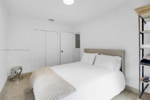 House in Miami, Florida 2 bedrooms, 109.62 sq.m. № 2069569 - photo 14