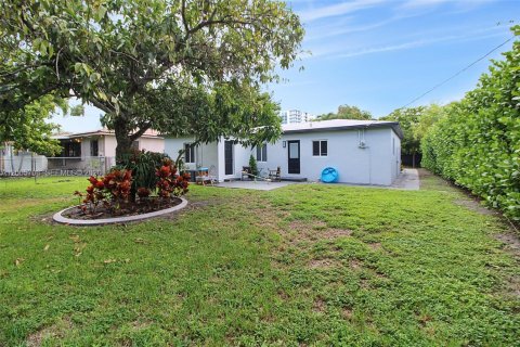 House in Miami, Florida 2 bedrooms, 109.62 sq.m. № 2069569 - photo 30