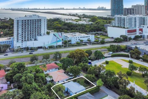 House in Miami, Florida 2 bedrooms, 109.62 sq.m. № 2069569 - photo 23