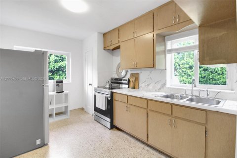 House in Miami, Florida 2 bedrooms, 109.62 sq.m. № 2069569 - photo 19