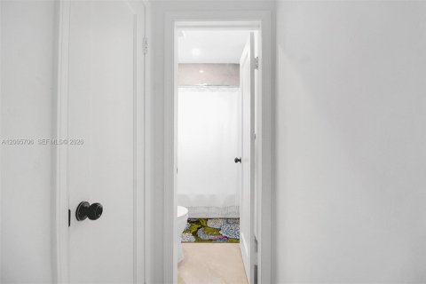 House in Miami, Florida 2 bedrooms, 109.62 sq.m. № 2069569 - photo 15