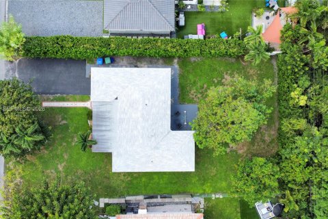 House in Miami, Florida 2 bedrooms, 109.62 sq.m. № 2069569 - photo 2