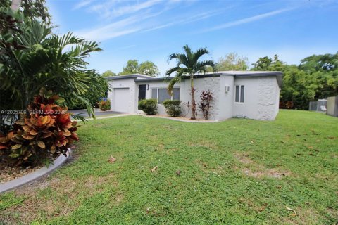 House in Miami, Florida 2 bedrooms, 109.62 sq.m. № 2069569 - photo 27