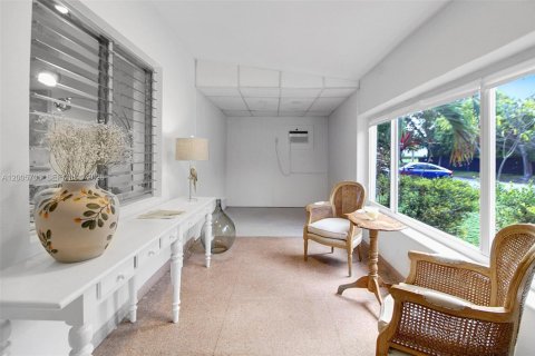 House in Miami, Florida 2 bedrooms, 109.62 sq.m. № 2069569 - photo 5