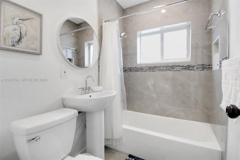 House in Miami, Florida 2 bedrooms, 109.62 sq.m. № 2069569 - photo 10