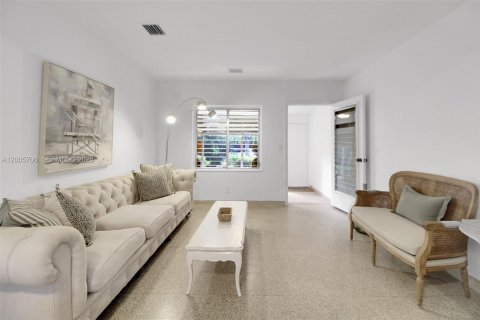 House in Miami, Florida 2 bedrooms, 109.62 sq.m. № 2069569 - photo 8