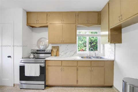 House in Miami, Florida 2 bedrooms, 109.62 sq.m. № 2069569 - photo 18