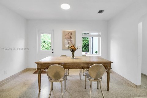 House in Miami, Florida 2 bedrooms, 109.62 sq.m. № 2069569 - photo 7