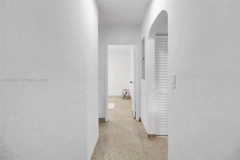 House in Miami, Florida 2 bedrooms, 109.62 sq.m. № 2069569 - photo 17