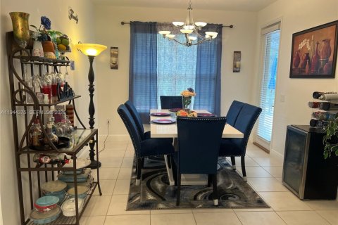 Casa en venta en Kissimmee, Florida, 4 dormitorios № 2001035 - foto 9