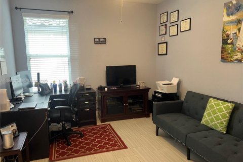 Casa en venta en Kissimmee, Florida, 4 dormitorios № 2001035 - foto 3