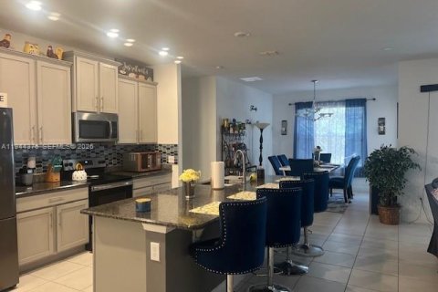 Casa en venta en Kissimmee, Florida, 4 dormitorios № 2001035 - foto 12