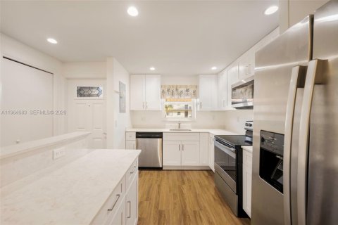 Copropriété à vendre à Deerfield Beach, Floride: 2 chambres, 91.04 m2 № 2026317 - photo 2