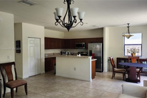 Villa ou maison à louer à Kendall, Floride: 5 chambres, 228.08 m2 № 1939254 - photo 3