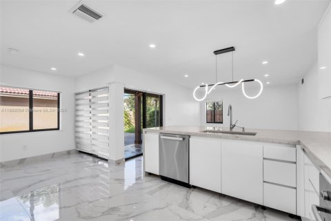 Casa en venta en Hialeah, Florida, 4 dormitorios, 265.7 m2 № 1944833 - foto 12