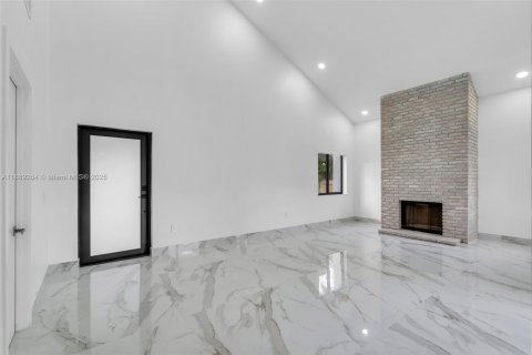 Casa en venta en Hialeah, Florida, 4 dormitorios, 265.7 m2 № 1944833 - foto 3