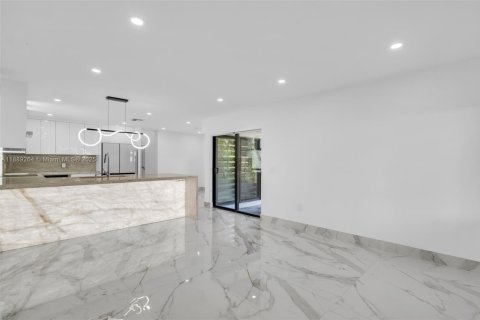 Casa en venta en Hialeah, Florida, 4 dormitorios, 265.7 m2 № 1944833 - foto 14