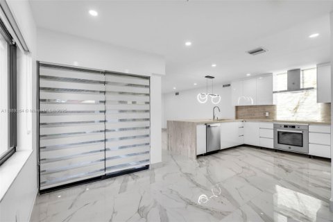 Casa en venta en Hialeah, Florida, 4 dormitorios, 265.7 m2 № 1944833 - foto 10