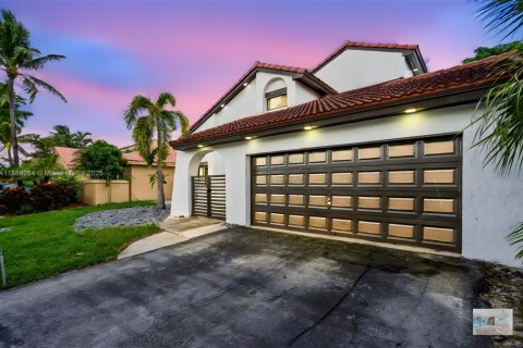 Casa en venta en Hialeah, Florida, 4 dormitorios, 265.7 m2 № 1944833 - foto 2