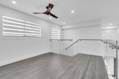 Casa en venta en Hialeah, Florida, 4 dormitorios, 265.7 m2 № 1944833 - foto 28