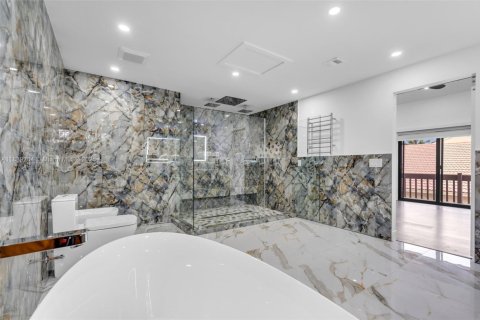 Casa en venta en Hialeah, Florida, 4 dormitorios, 265.7 m2 № 1944833 - foto 20