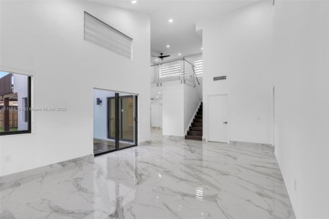 Casa en venta en Hialeah, Florida, 4 dormitorios, 265.7 m2 № 1944833 - foto 5