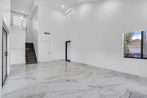 Casa en venta en Hialeah, Florida, 4 dormitorios, 265.7 m2 № 1944833 - foto 6