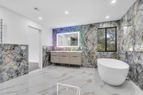 Casa en venta en Hialeah, Florida, 4 dormitorios, 265.7 m2 № 1944833 - foto 22