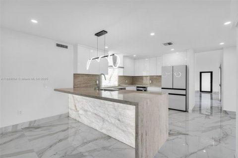 Casa en venta en Hialeah, Florida, 4 dormitorios, 265.7 m2 № 1944833 - foto 13
