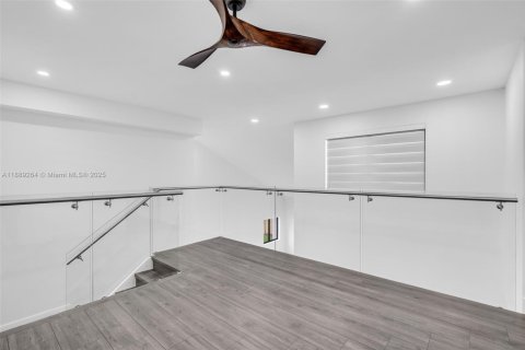 Casa en venta en Hialeah, Florida, 4 dormitorios, 265.7 m2 № 1944833 - foto 29