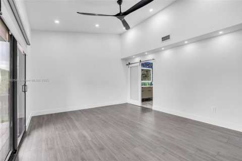 Casa en venta en Hialeah, Florida, 4 dormitorios, 265.7 m2 № 1944833 - foto 17