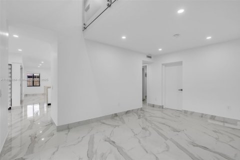 Casa en venta en Hialeah, Florida, 4 dormitorios, 265.7 m2 № 1944833 - foto 8