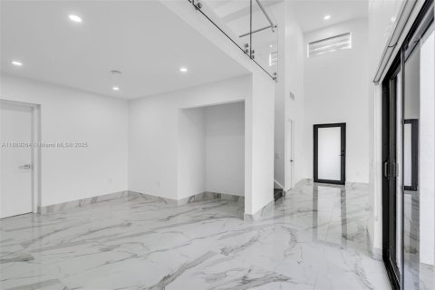 Casa en venta en Hialeah, Florida, 4 dormitorios, 265.7 m2 № 1944833 - foto 9