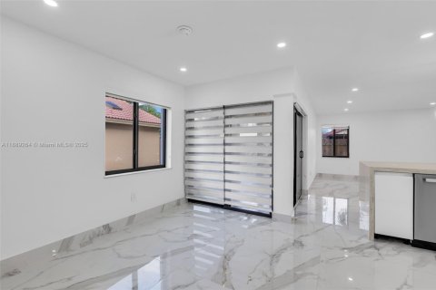 Casa en venta en Hialeah, Florida, 4 dormitorios, 265.7 m2 № 1944833 - foto 30