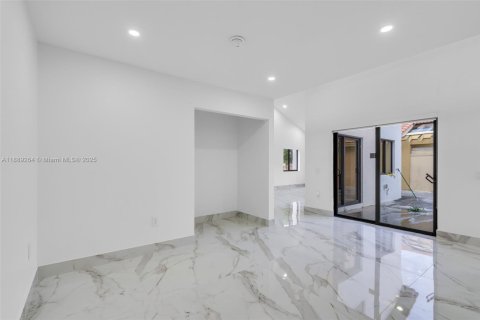 Casa en venta en Hialeah, Florida, 4 dormitorios, 265.7 m2 № 1944833 - foto 7