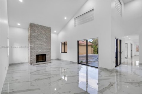 Casa en venta en Hialeah, Florida, 4 dormitorios, 265.7 m2 № 1944833 - foto 4