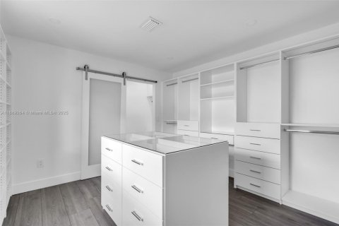 Casa en venta en Hialeah, Florida, 4 dormitorios, 265.7 m2 № 1944833 - foto 24