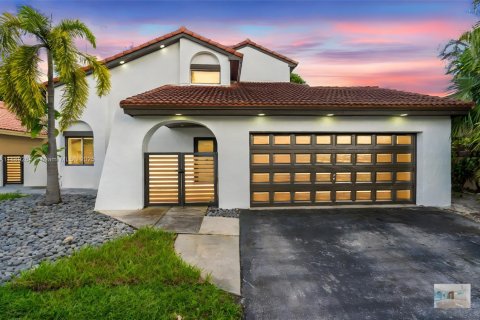 Casa en venta en Hialeah, Florida, 4 dormitorios, 265.7 m2 № 1944833 - foto 1