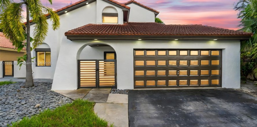 Casa en Hialeah, Florida 4 dormitorios, 265.7 m2 № 1944833