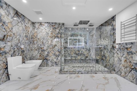 Casa en venta en Hialeah, Florida, 4 dormitorios, 265.7 m2 № 1944833 - foto 21