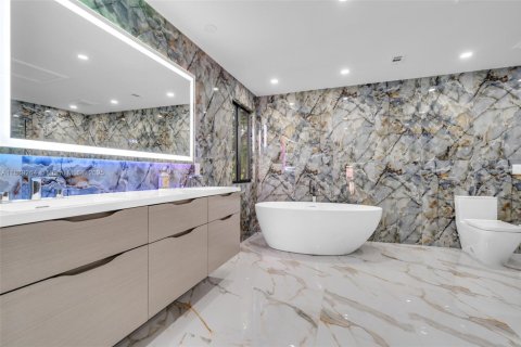 Casa en venta en Hialeah, Florida, 4 dormitorios, 265.7 m2 № 1944833 - foto 19