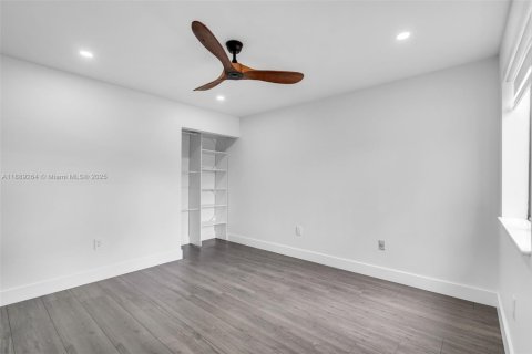 Casa en venta en Hialeah, Florida, 4 dormitorios, 265.7 m2 № 1944833 - foto 26