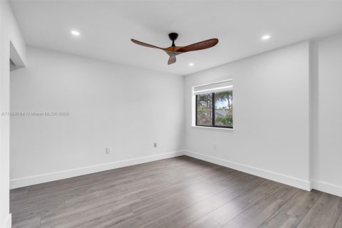 Casa en venta en Hialeah, Florida, 4 dormitorios, 265.7 m2 № 1944833 - foto 25