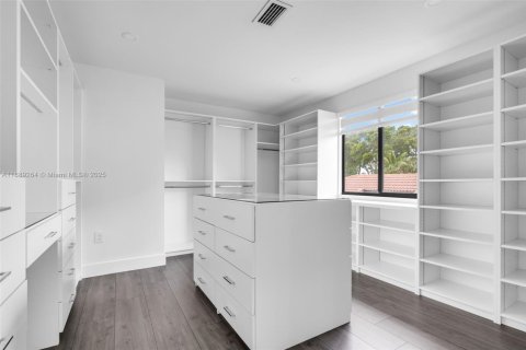 Casa en venta en Hialeah, Florida, 4 dormitorios, 265.7 m2 № 1944833 - foto 23