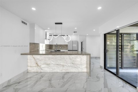 Casa en venta en Hialeah, Florida, 4 dormitorios, 265.7 m2 № 1944833 - foto 15
