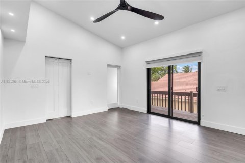 Casa en venta en Hialeah, Florida, 4 dormitorios, 265.7 m2 № 1944833 - foto 18