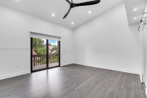 Casa en venta en Hialeah, Florida, 4 dormitorios, 265.7 m2 № 1944833 - foto 16